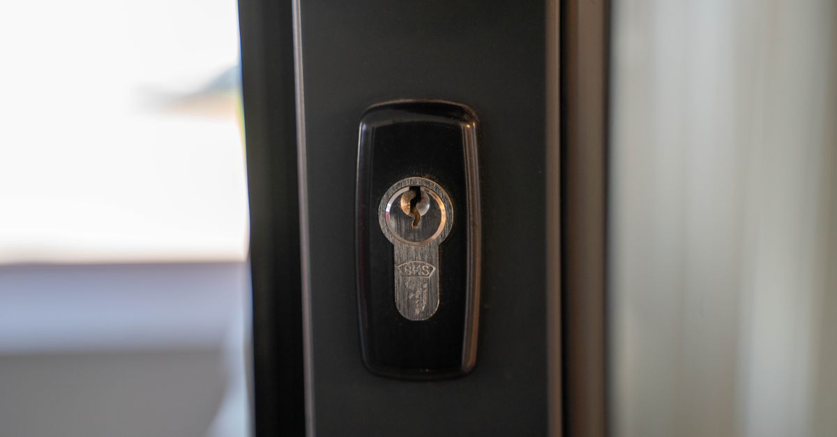 Llave en el bombín de una puerta: cerradura con bombín antibumping