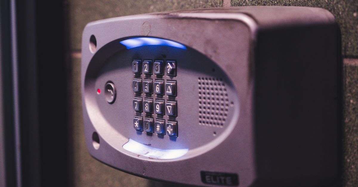 Cerradura inteligente con teclado en una puerta