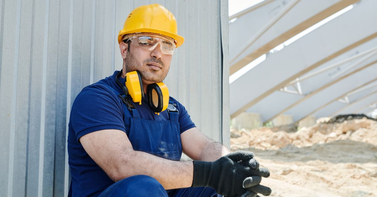 Casco, guantes y gafas: equipos de protección individual (EPI) de trabajo