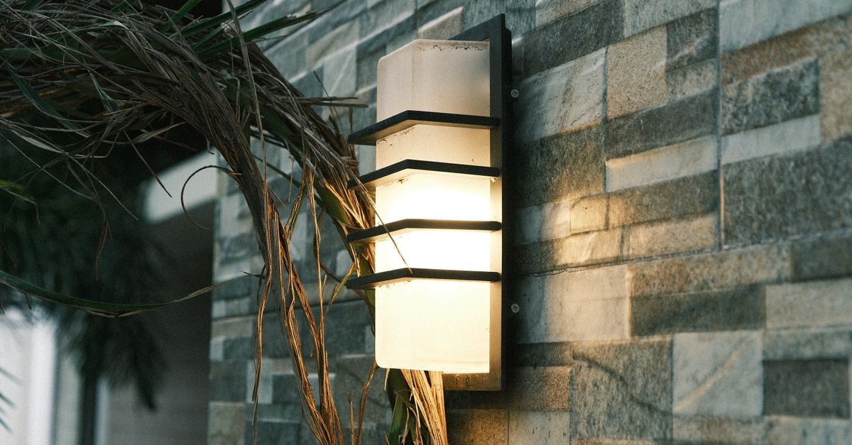 Luz exterior en la fachada de una casa al anochecer: uso de un sensor crepuscular