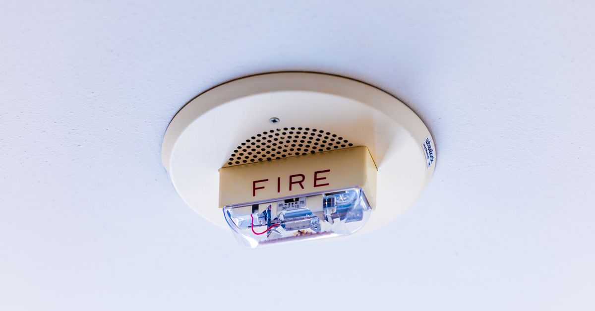 Detector de humo en el techo de una vivienda